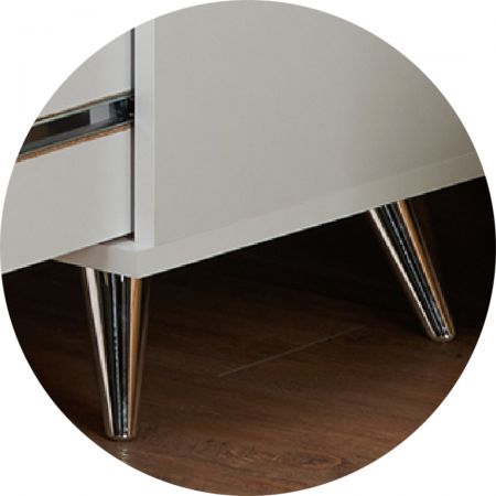 Čtyři válcové nohy rohového stolu.